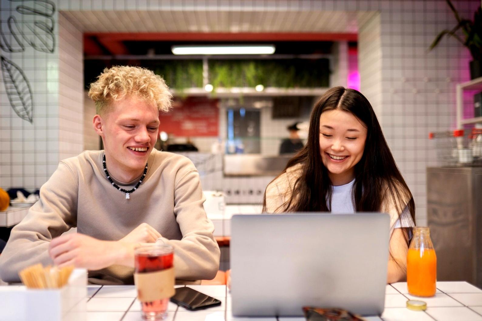 Účastníci kurzu během skupinového cvičení komunikačních technik