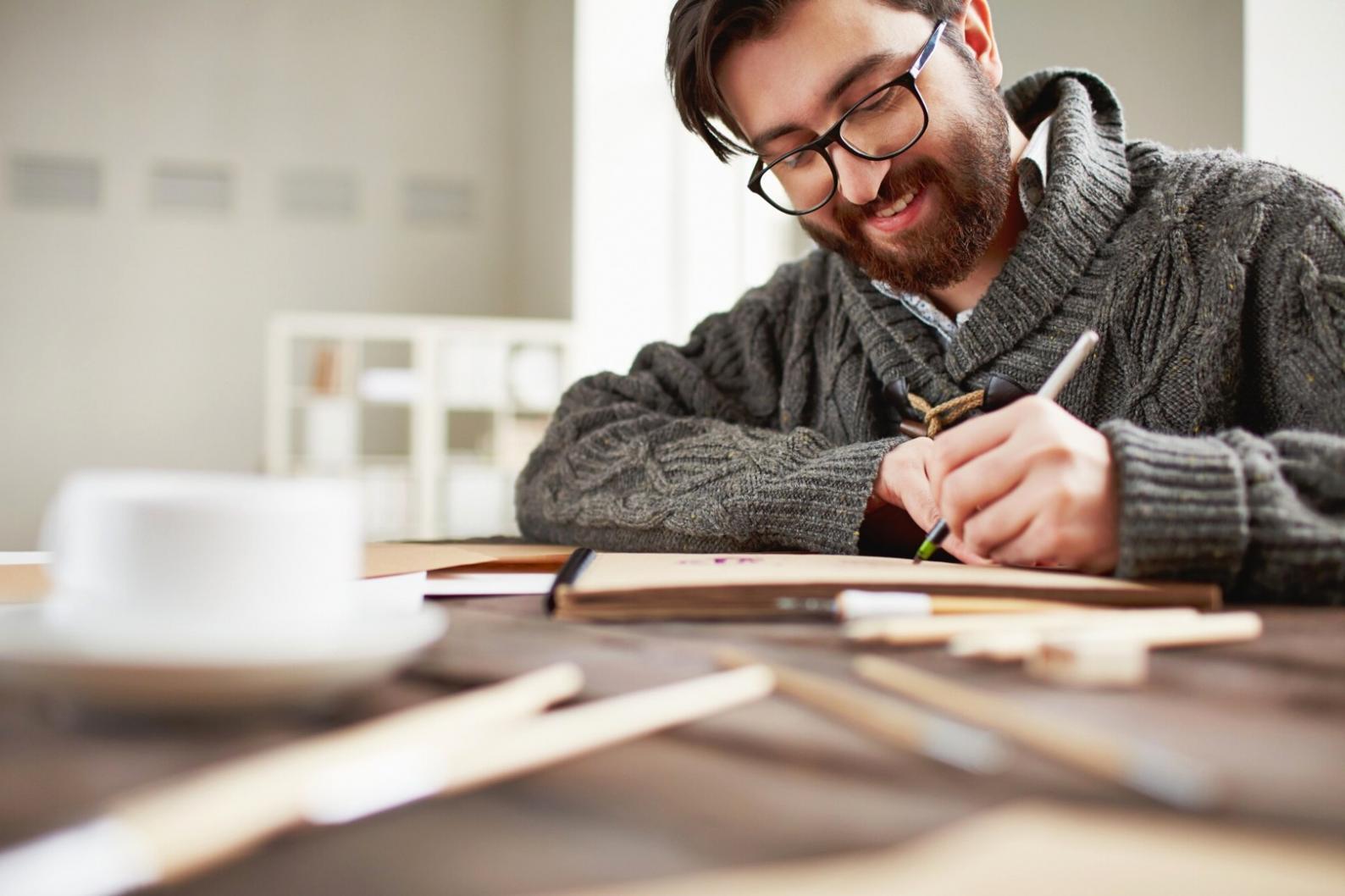 Účastníci školení při praktickém cvičení vyjednávacích technik v interaktivní třídě