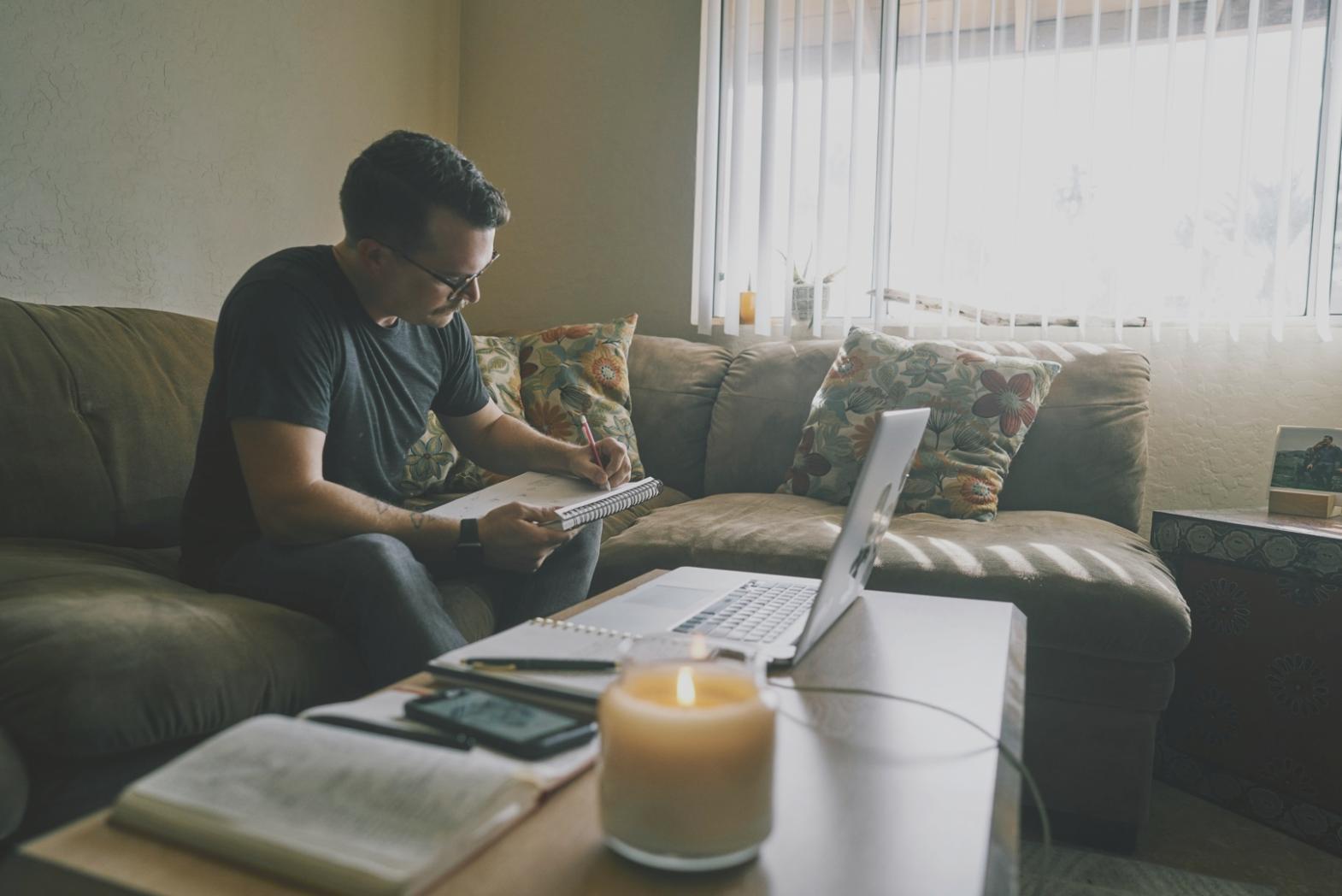 Studenti při finančním workshopu diskutují o vyjednávání